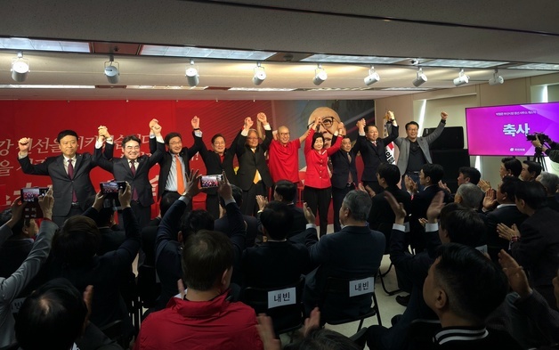 손을 들며 인사하는 개소식에 참석한 부산 지역 국회의원들