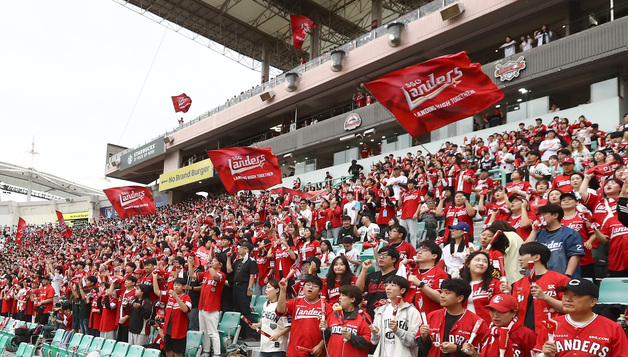 SSG, 4년 연속 개막전 만원 관중…'스타 셰프' 손종원 시구