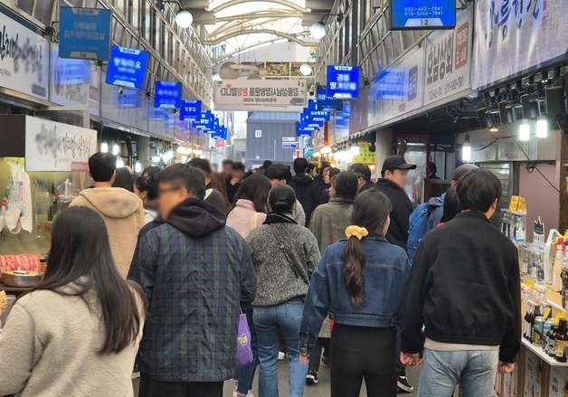 3월 마지막 주말 맞은 강릉…봄 나들이객들로 전통시장 북적