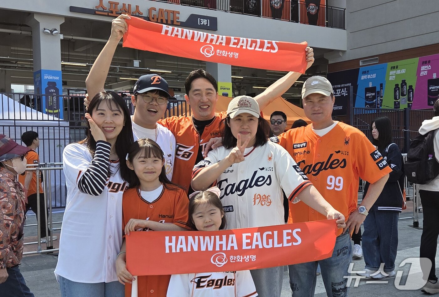 본문 이미지 - 이서진 씨와 가족들이 한화이글스를 응원하고 있다.ⓒ 뉴스1 김기태 기자