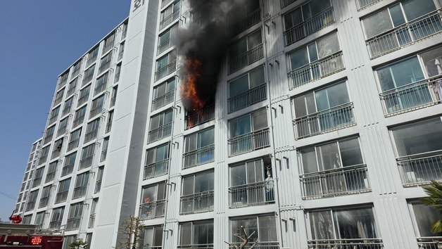 강진 아파트 화재…인명피해 없어