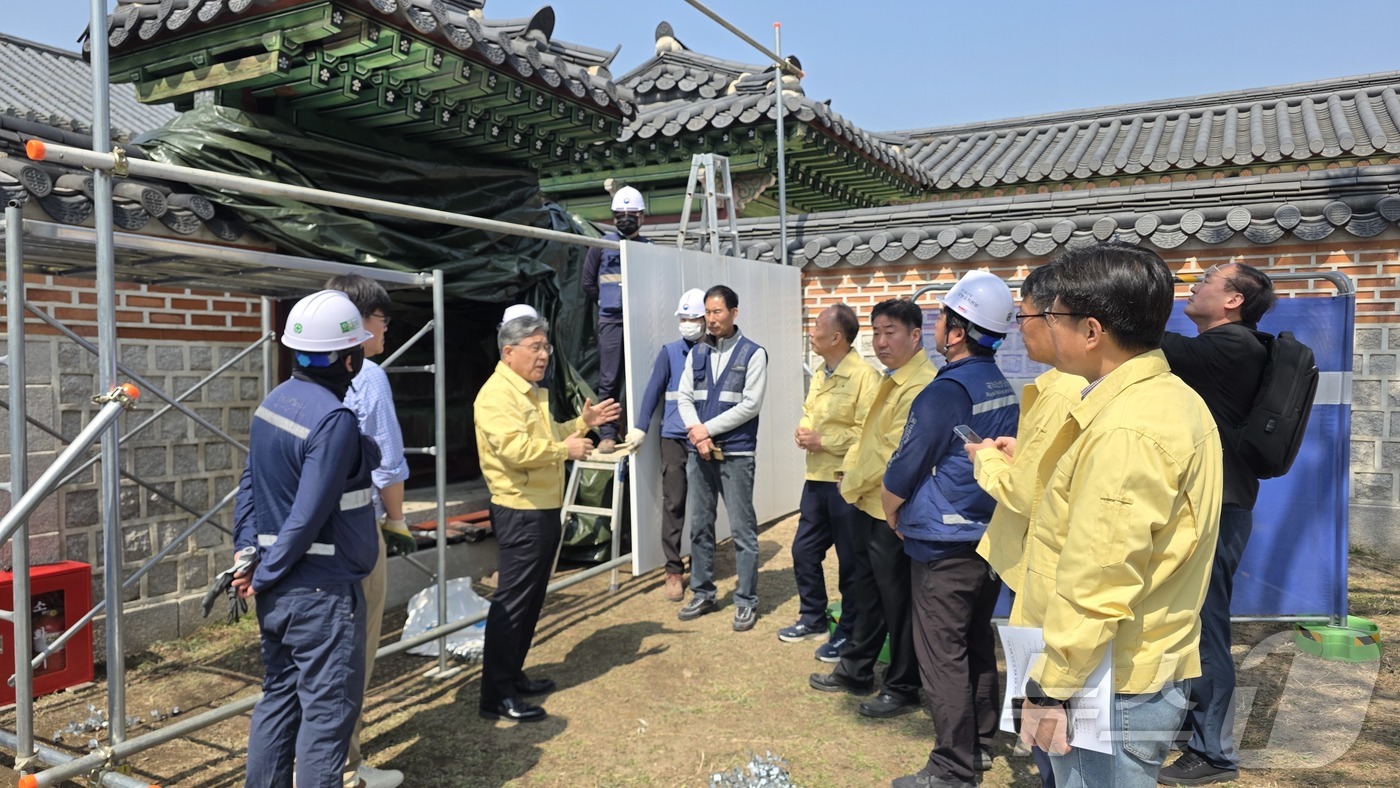 (서울=뉴스1) = 허민 국가유산청장이 28일 새벽에 발생한 경복궁 자선당 삼비문 화재 현장을 찾아 관계자들과 함께 피해상황을 점검하고, 향후 보수조치를 지시하고 있다. (국가유산 …