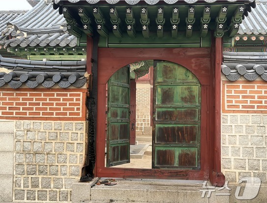 (서울=뉴스1) = 28일 새벽에 발생한 화재로 쪽문의 보조기둥 등이 피해를 입은 경복궁 자선당 삼비문 모습. (국가유산청 제공. 재판매 및 DB금지) 2026.3.28/뉴스1