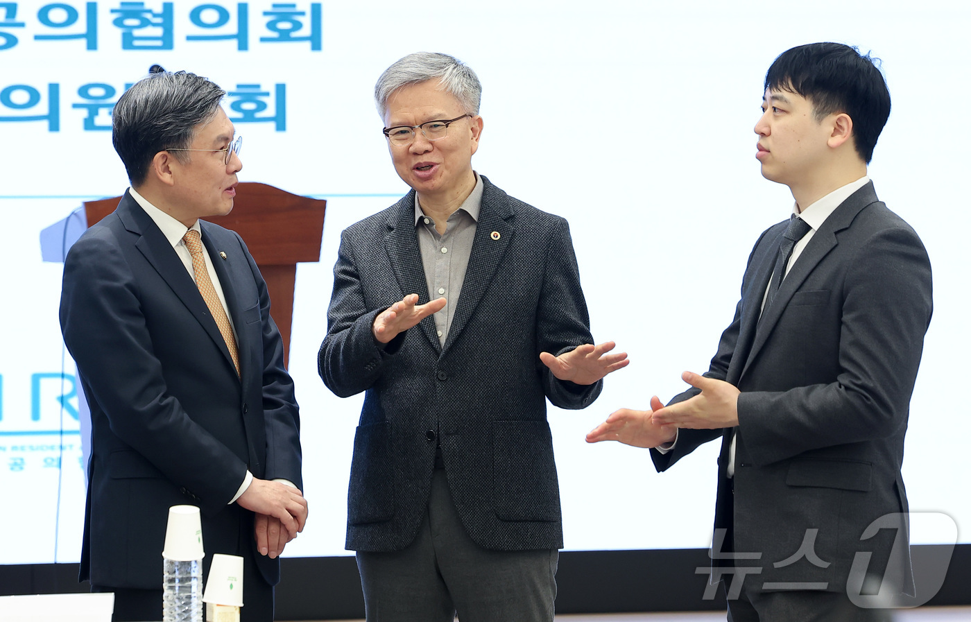 (서울=뉴스1) 김성진 기자 = 김윤 더불어민주당 의원(왼쪽부터), 김택우 대한의사협회 회장, 한성존 대한전공의협의회 회장이 28일 서울 용산구 대한의사협회에서 열린 제28기 대한 …