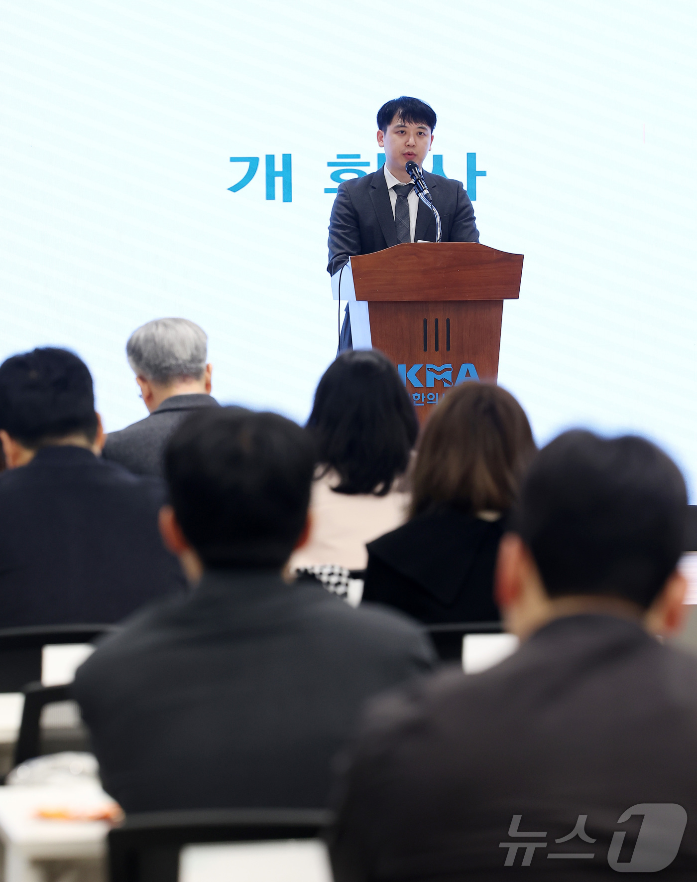 (서울=뉴스1) 김성진 기자 = 한성존 대한전공의협의회 회장이 28일 서울 용산구 대한의사협회에서 열린 제28기 대한전공의협의회 정기대의원총회에서 개회사를 하고 있다. 2026.3 …