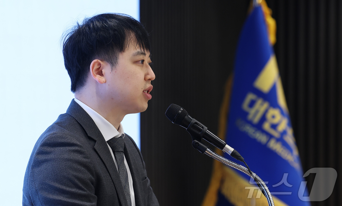 (서울=뉴스1) 김성진 기자 = 한성존 대한전공의협의회 회장이 28일 서울 용산구 대한의사협회에서 열린 제28기 대한전공의협의회 정기대의원총회에서 개회사를 하고 있다. 2026.3 …