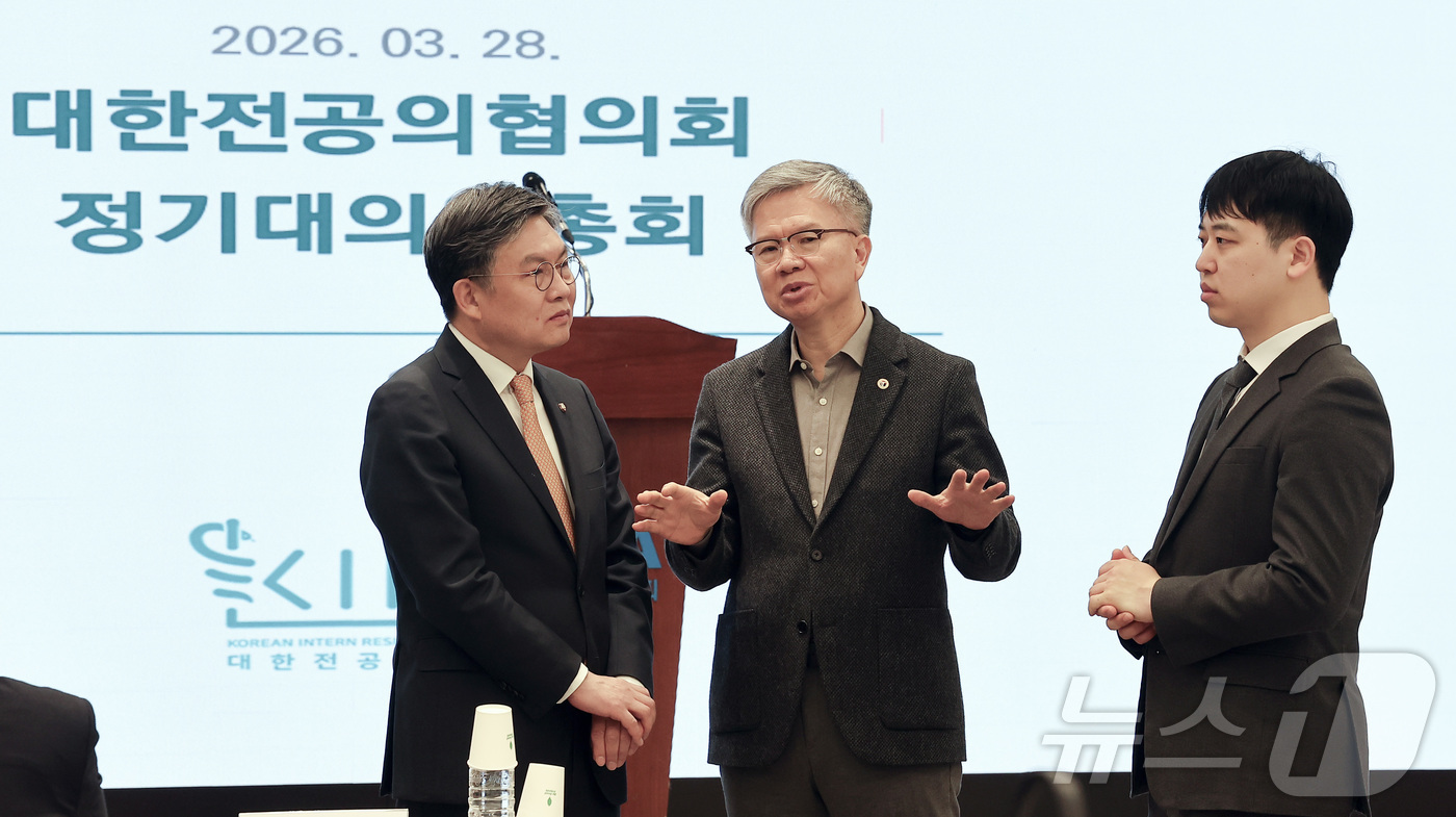 (서울=뉴스1) 김성진 기자 = 김윤 더불어민주당 의원(왼쪽부터), 김택우 대한의사협회 회장, 한성존 대한전공의협의회 회장이 28일 서울 용산구 대한의사협회에서 열린 제28기 대한 …