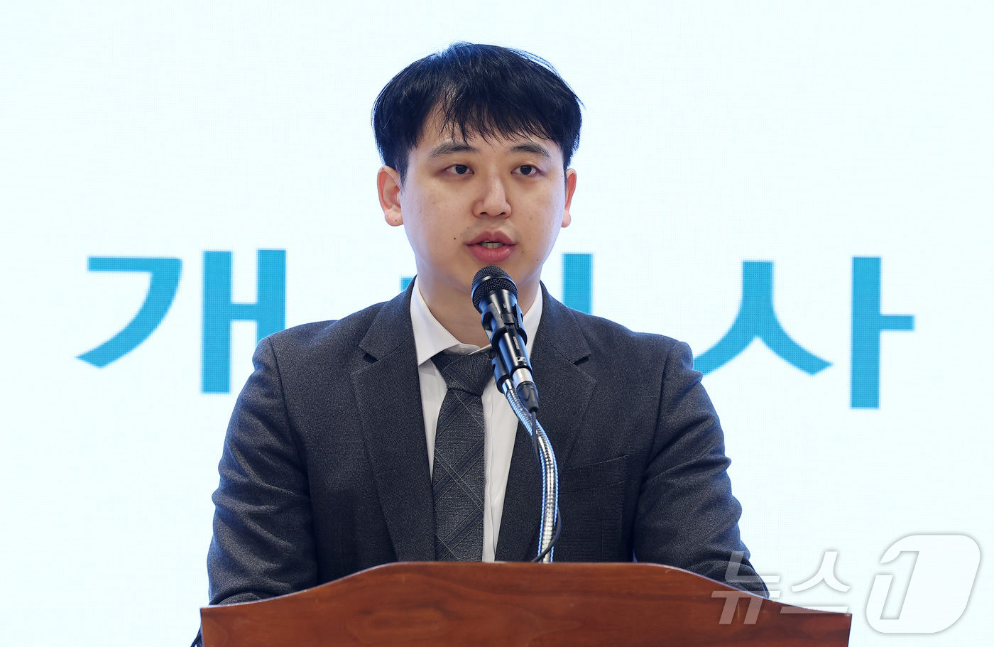 (서울=뉴스1) 김성진 기자 = 한성존 대한전공의협의회 회장이 28일 서울 용산구 대한의사협회에서 열린 제28기 대한전공의협의회 정기대의원총회에서 개회사를 하고 있다. 2026.3 …