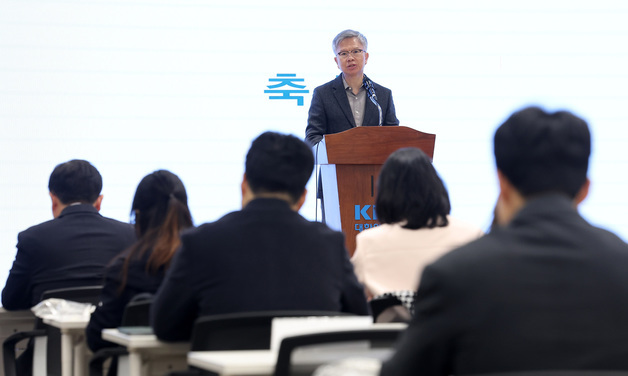 축사하는 김택우 의협 회장