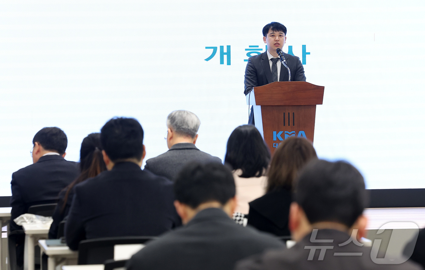 (서울=뉴스1) 김성진 기자 = 한성존 대한전공의협의회 회장이 28일 서울 용산구 대한의사협회에서 열린 제28기 대한전공의협의회 정기대의원총회에서 개회사를 하고 있다. 2026.3 …