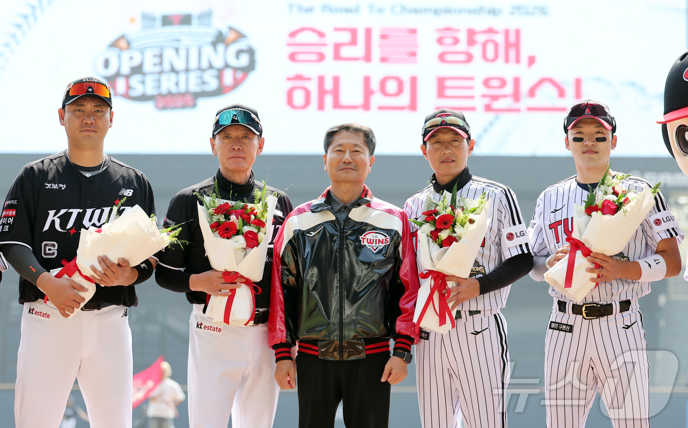 (서울=뉴스1) 김진환 기자 = 28일 서울 송파구 잠실야구장에서 열리는 '2026 신한 SOL KBO리그' 공식 개막전 KT 위즈와 LG 트윈스의 경기를 앞두고 KT 장성우와 이 …