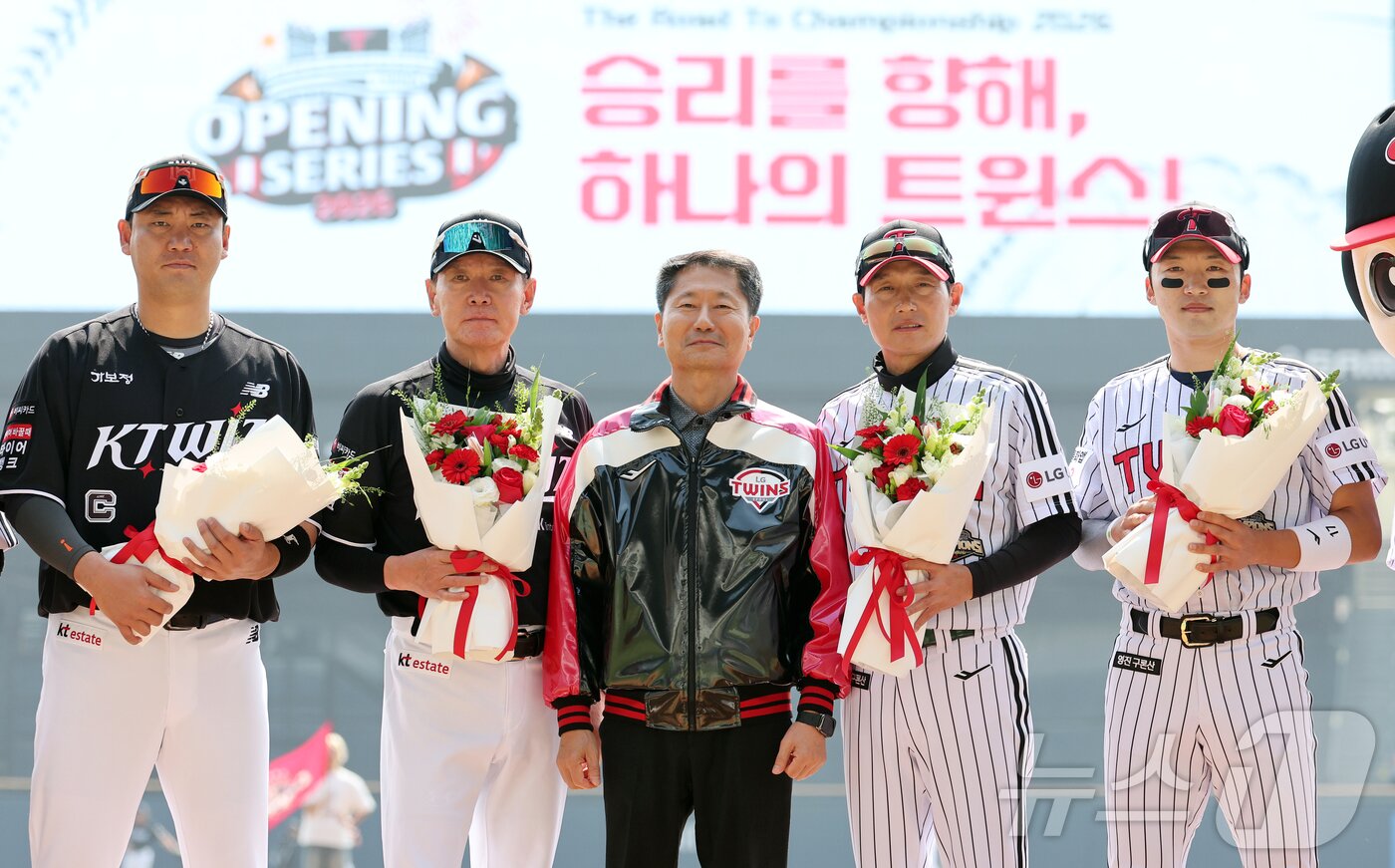 본문 이미지 - 28일 서울 송파구 잠실야구장에서 열리는 '2026 신한 SOL KBO리그' 공식 개막전 KT 위즈와 LG 트윈스의 경기를 앞두고 KT 장성우와 이강철 감독, LG 염경엽 감독과 주장 박해민이 김인석 LG 스포츠 사장과 기념 촬영을 하고 있다. 2026.3.28 ⓒ 뉴스1 김진환 기자