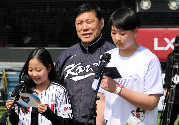 개막 선언하는 양 팀 어린이 팬들