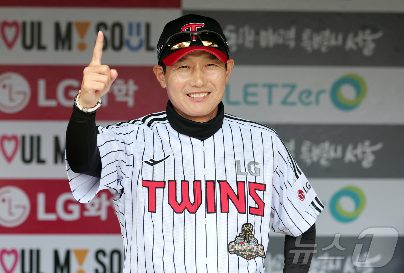 (서울=뉴스1) 김진환 기자 = LG 염경엽 감독이 28일 서울 송파구 잠실야구장에서 열리는 '2026 신한 SOL KBO리그' KT 위즈의 경기를 앞두고 취재진 앞에서 포즈를 취 …