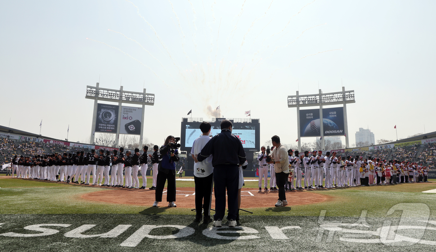 (서울=뉴스1) 김진환 기자 = 28일 서울 송파구 잠실야구장에서 열리는 '2026 신한 SOL KBO리그' 공식 개막전 KT 위즈와 LG 트윈스의 경기를 앞두고 양 팀 어린이 팬 …