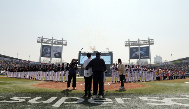 '빈자리 없다' 프로야구 개막전 최다 관중 3위…전 구장 매진(종합)