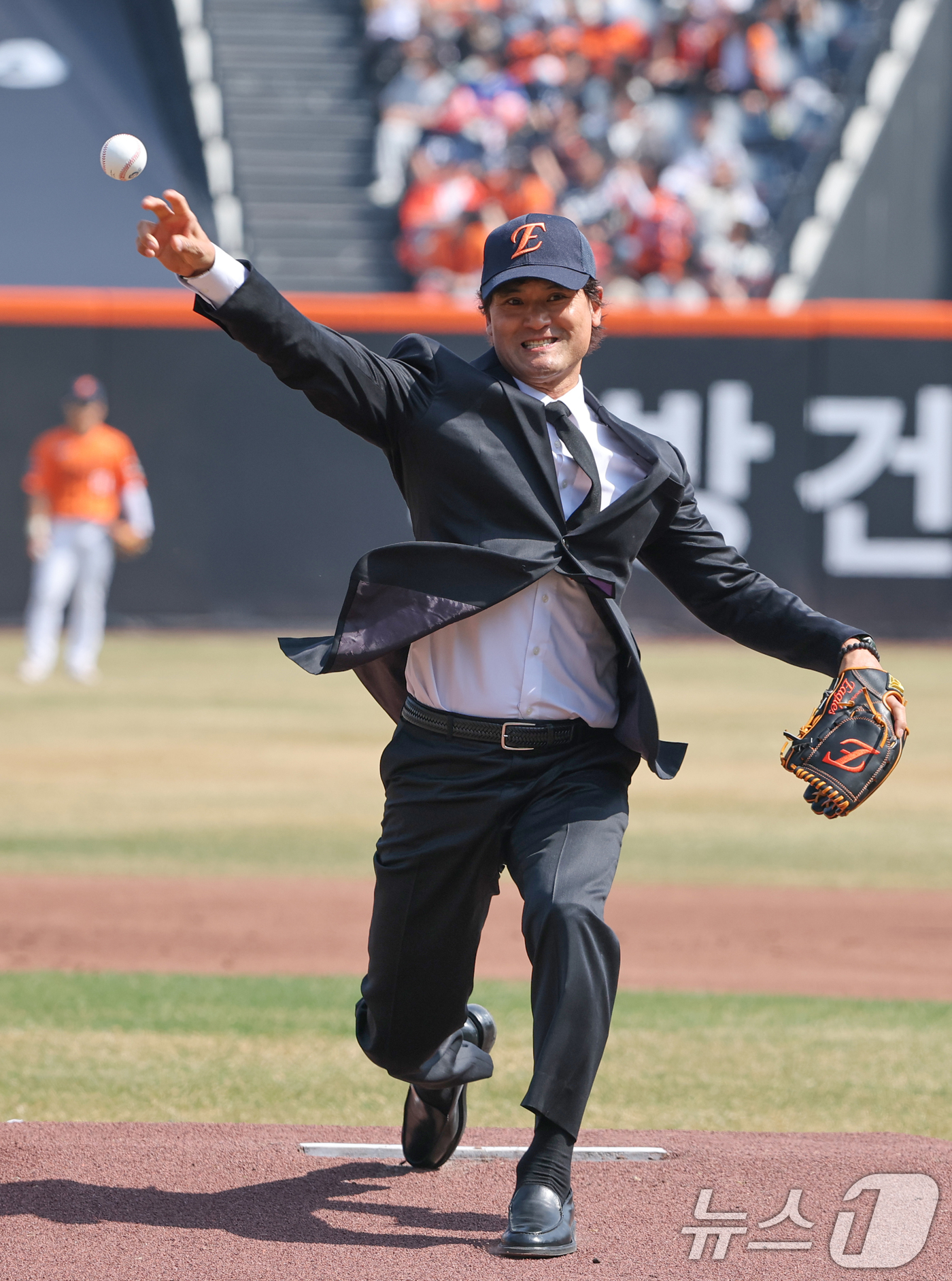 (대전=뉴스1) 김기태 기자 = 28일 대전 한화생명볼파크에서 열린 2026 신한 SOL뱅크 KBO 리그 키움 히어로즈와 한화 이글스 정규시즌 개막전에서 박찬호가 시구를 하고 있다 …