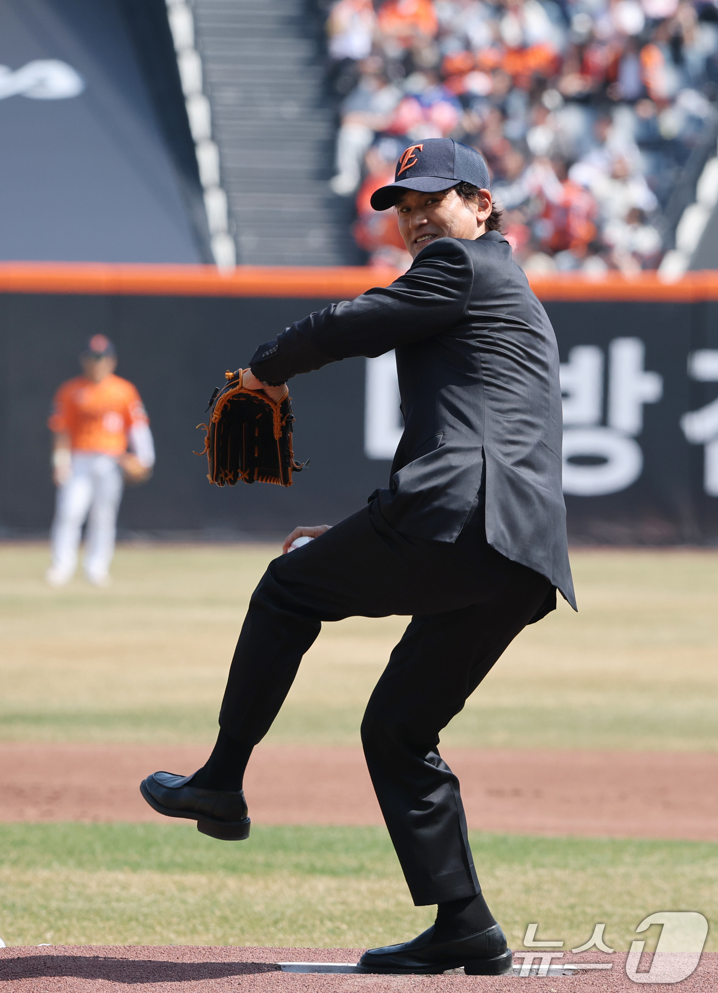 (대전=뉴스1) 김기태 기자 = 28일 대전 한화생명볼파크에서 열린 2026 신한 SOL뱅크 KBO 리그 키움 히어로즈와 한화 이글스 정규시즌 개막전에서 박찬호가 시구를 하고 있다 …