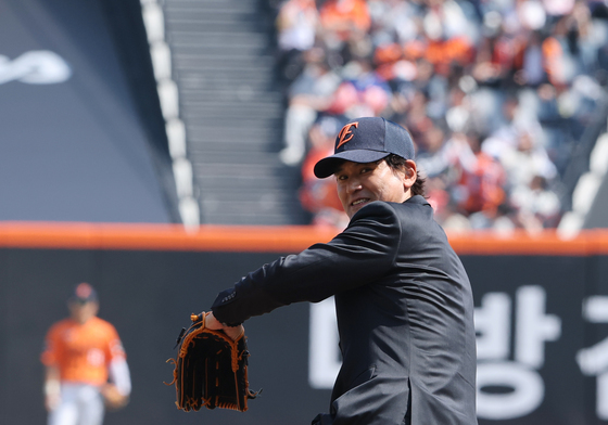 한화 이글스 개막전 시구 나선 박찬호