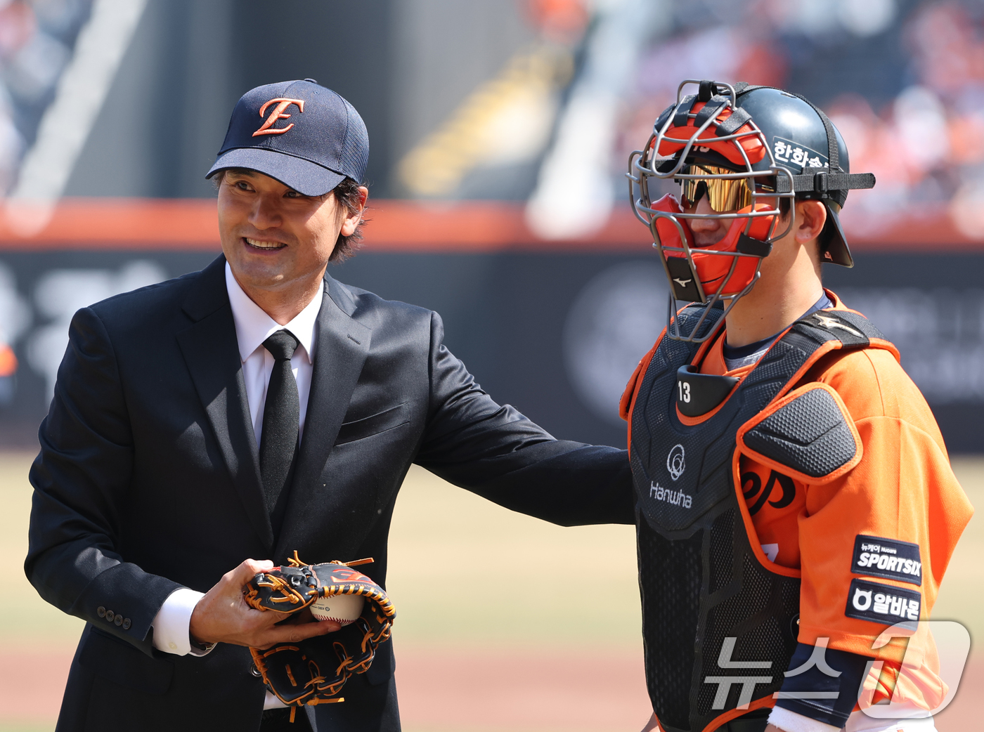 (대전=뉴스1) 김기태 기자 = 28일 대전 한화생명볼파크에서 열린 2026 신한 SOL뱅크 KBO 리그 키움 히어로즈와 한화 이글스 정규시즌 개막전에서 박찬호가 시구를 마치고 포 …