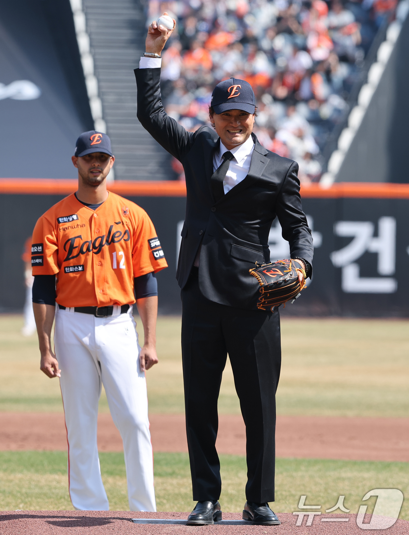 (대전=뉴스1) 김기태 기자 = 28일 대전 한화생명볼파크에서 열린 2026 신한 SOL뱅크 KBO 리그 키움 히어로즈와 한화 이글스 정규시즌 개막전에서 박찬호가 시구에 앞서 몸을 …