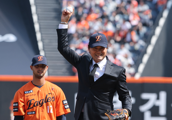 시구 앞서 몸푸는 박찬호