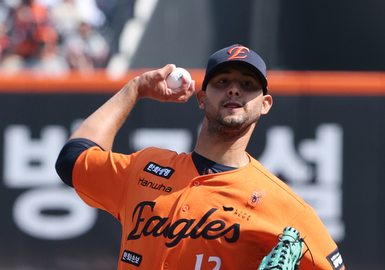 한화 새 외인 에르난데스, 키움과 개막전 4⅔이닝 4실점 부진