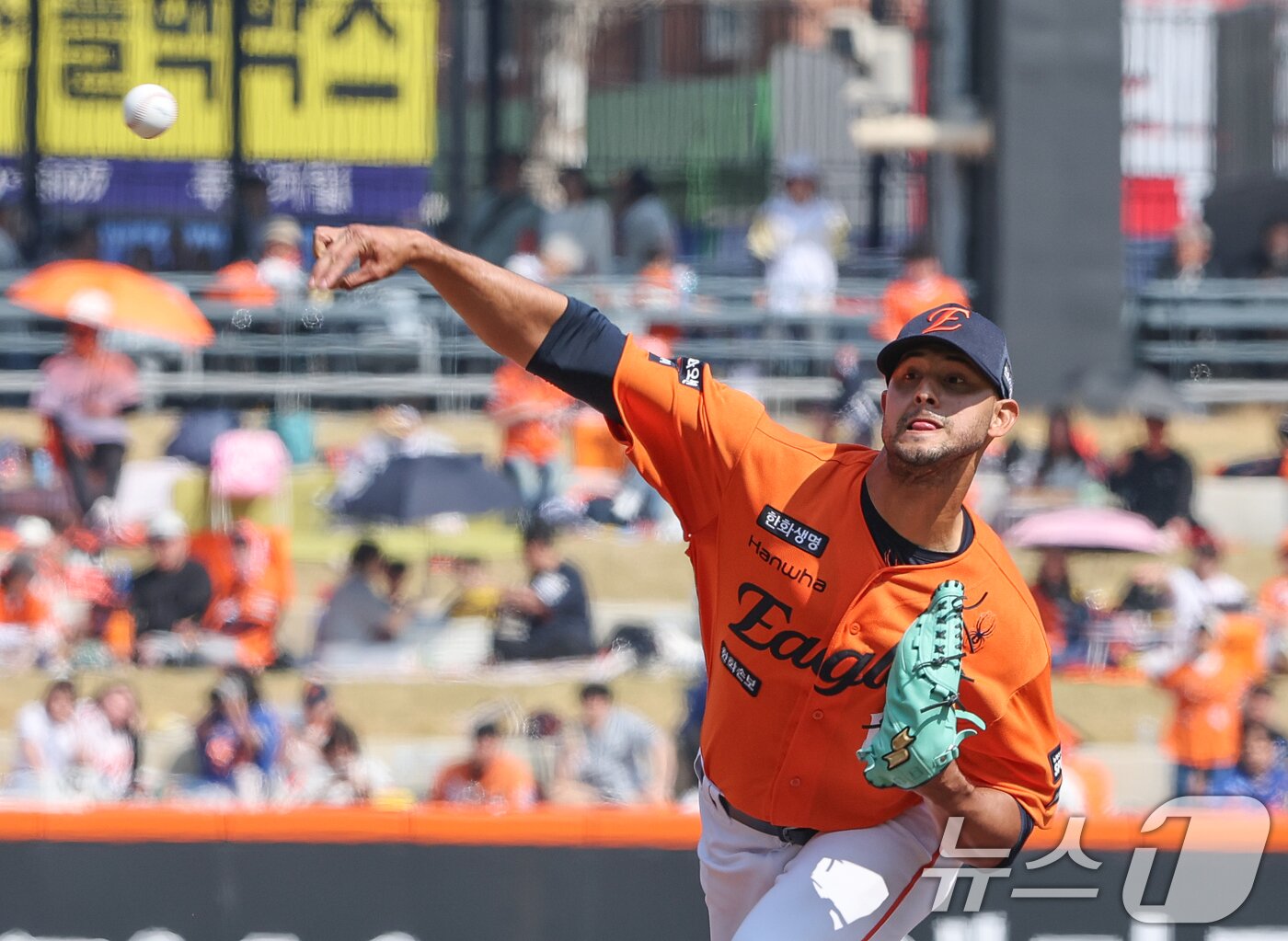 본문 이미지 - 28일 대전 한화생명볼파크에서 열린 2026 신한 SOL뱅크 KBO 리그 키움 히어로즈와 한화 이글스 정규시즌 개막전에서 한화 선발 투수 에르난데스가 역투하고 있다. 2026.3.28 ⓒ 뉴스1 김기태 기자