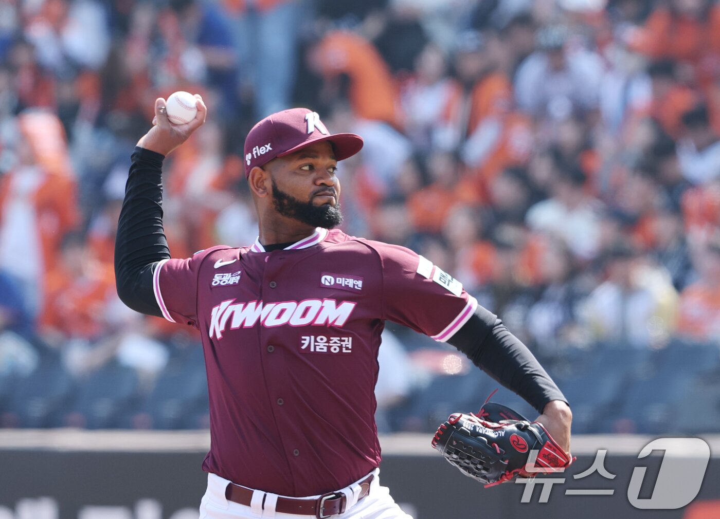 본문 이미지 - 28일 대전 한화생명볼파크에서 열린 2026 신한 SOL뱅크 KBO 리그 키움 히어로즈와 한화 이글스 정규시즌 개막전에서 키움 선발 투수 알칸타라가 역투하고 있다. 2026.3.28 ⓒ 뉴스1 김기태 기자