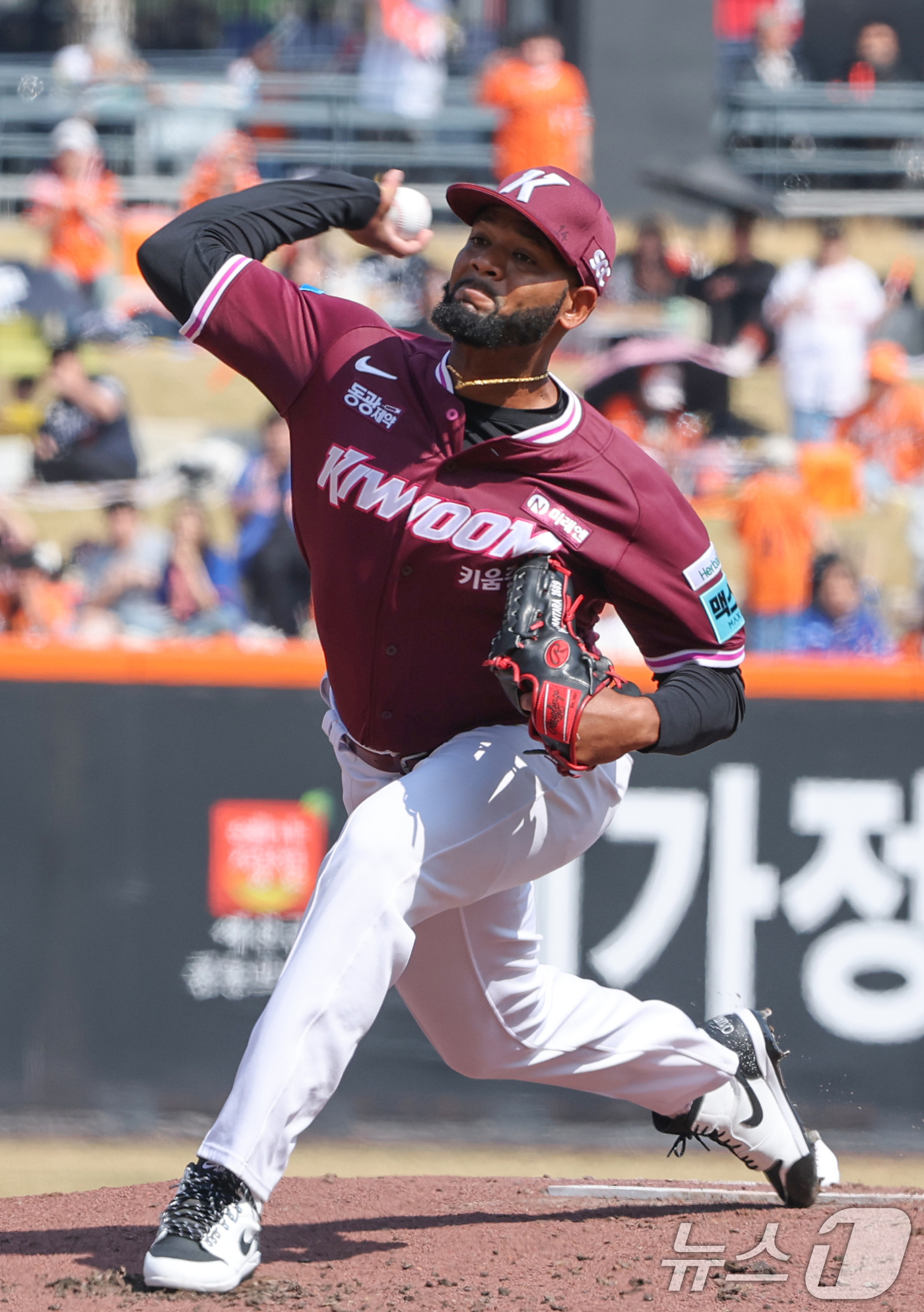 (대전=뉴스1) 김기태 기자 = 28일 대전 한화생명볼파크에서 열린 2026 신한 SOL뱅크 KBO 리그 키움 히어로즈와 한화 이글스 정규시즌 개막전에서 키움 선발 투수 알칸타라가 …