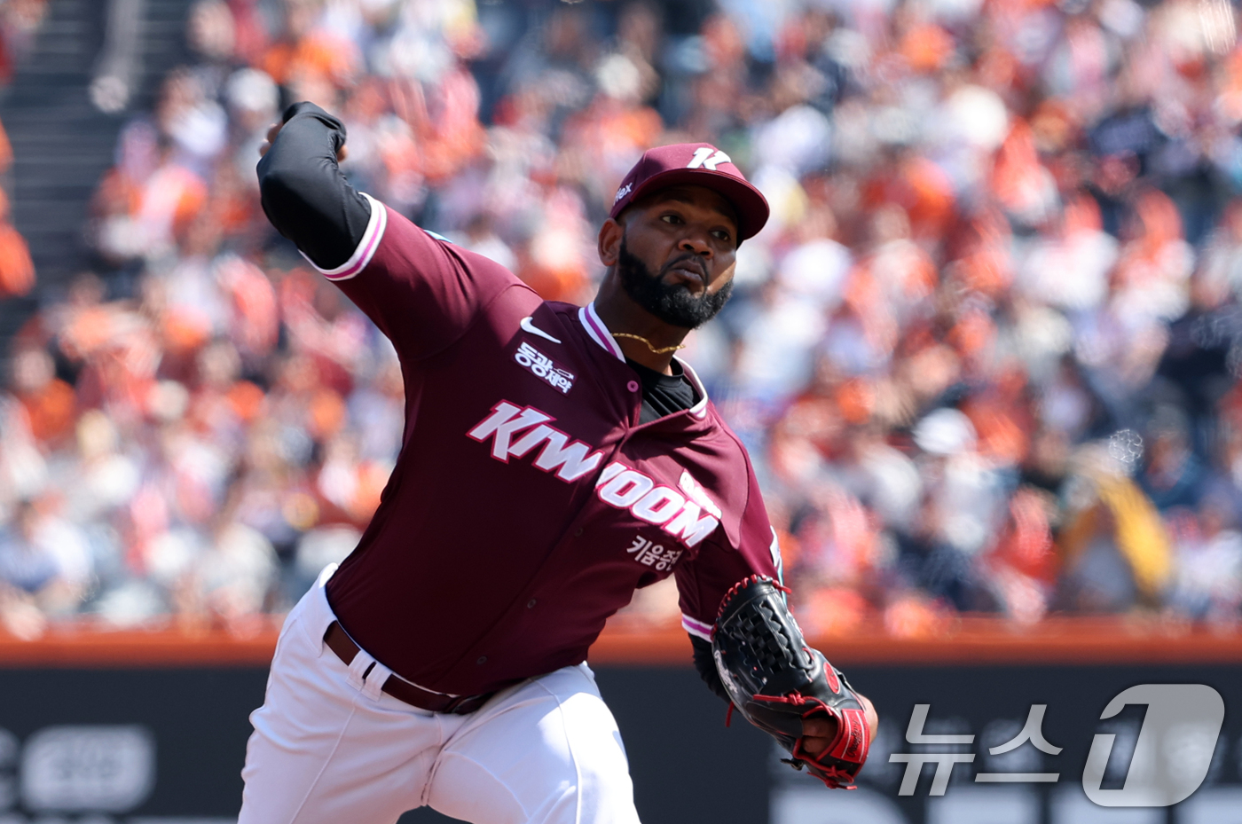 (대전=뉴스1) 김기태 기자 = 28일 대전 한화생명볼파크에서 열린 2026 신한 SOL뱅크 KBO 리그 키움 히어로즈와 한화 이글스 정규시즌 개막전에서 키움 선발 투수 알칸타라가 …