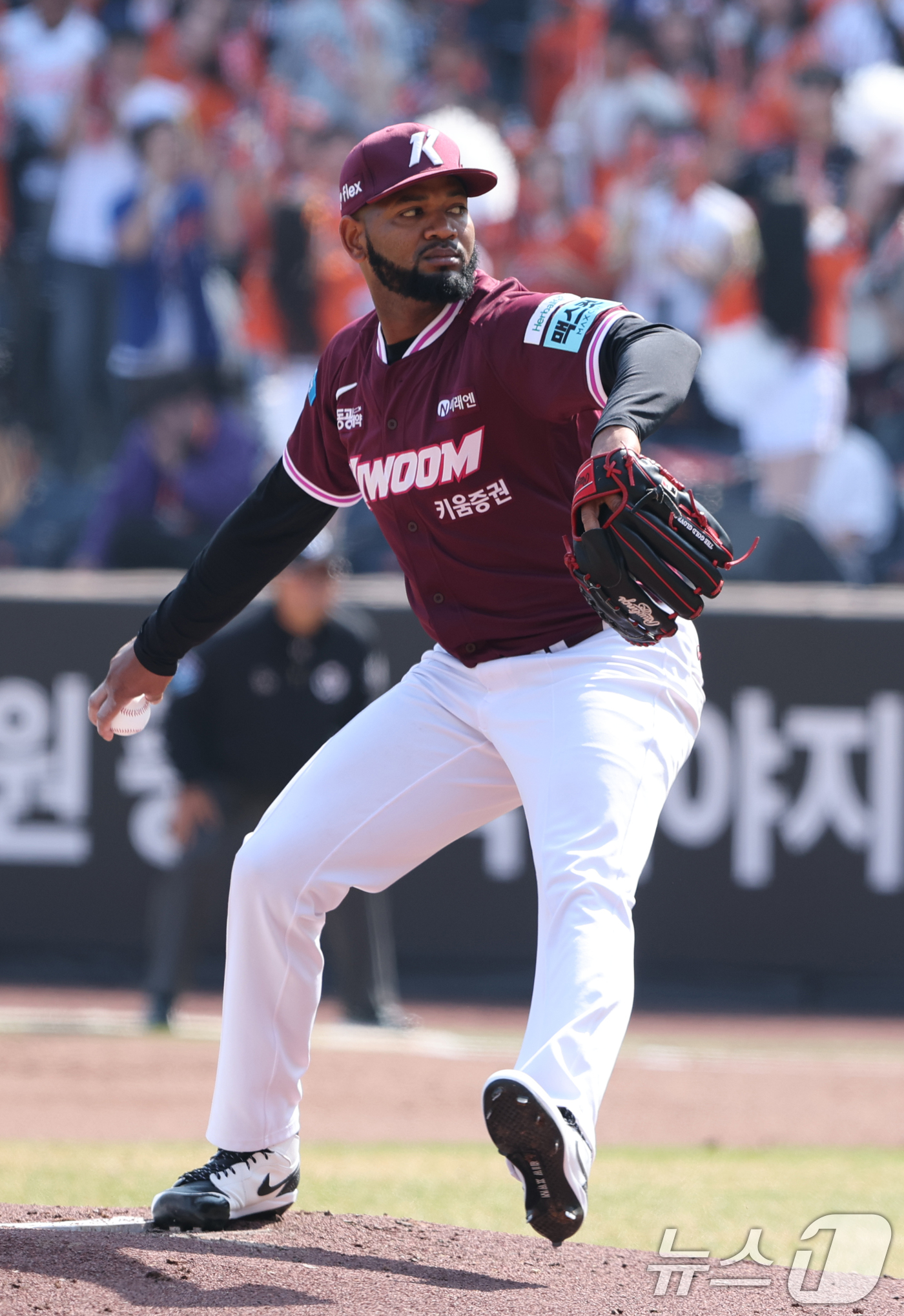 (대전=뉴스1) 김기태 기자 = 28일 대전 한화생명볼파크에서 열린 2026 신한 SOL뱅크 KBO 리그 키움 히어로즈와 한화 이글스 정규시즌 개막전에서 키움 선발 투수 알칸타라가 …