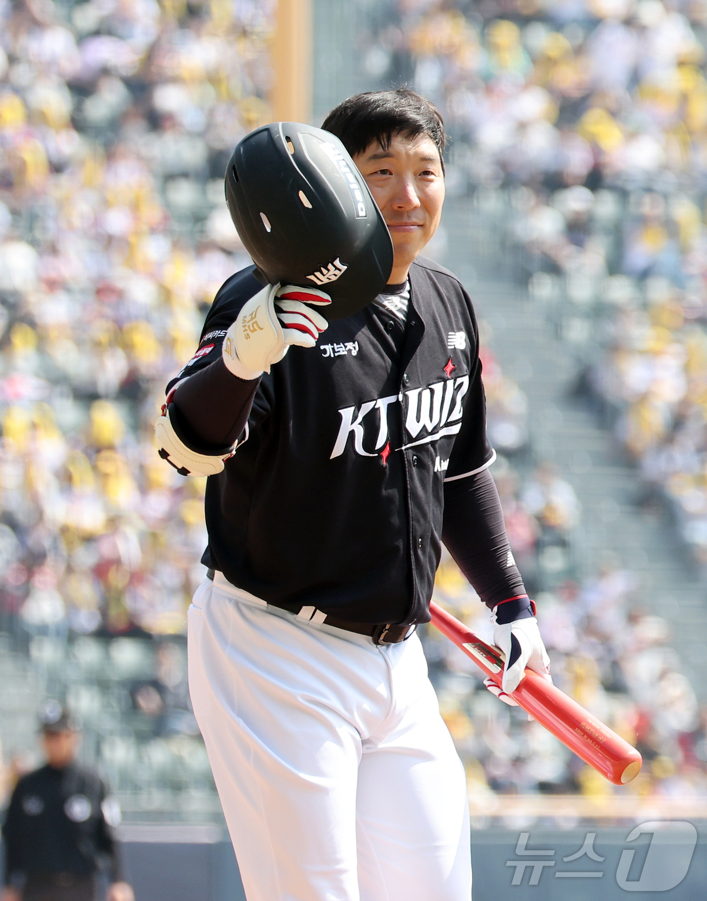 (서울=뉴스1) 김진환 기자 = 28일 서울 송파구 잠실야구장에서 열린 '2026 신한 SOL KBO리그' 공식 개막전 KT 위즈와 LG 트윈스의 경기, KT 김현수가 1회초 1사 …