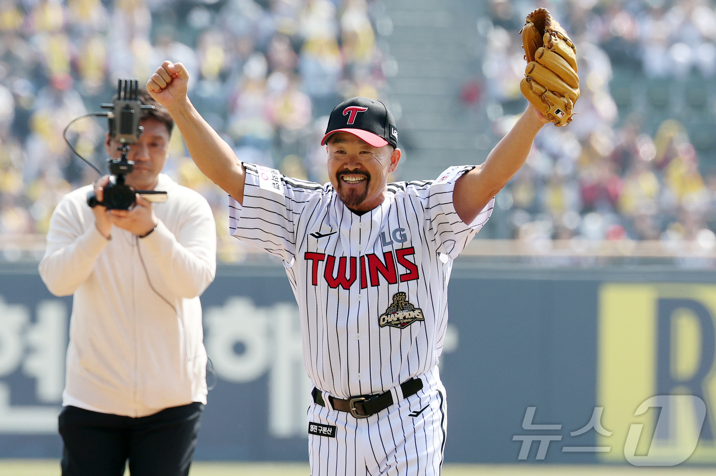 (서울=뉴스1) 김진환 기자 = 28일 서울 송파구 잠실야구장에서 열리는 '2026 신한 SOL KBO리그' 공식 개막전 KT 위즈와 LG 트윈스의 경기를 앞두고 김용일 LG 수석 …
