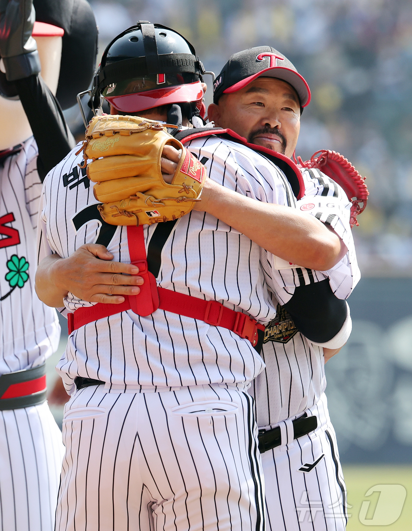 (서울=뉴스1) 김진환 기자 = 28일 서울 송파구 잠실야구장에서 열리는 '2026 신한 SOL KBO리그' 공식 개막전 KT 위즈와 LG 트윈스의 경기를 앞두고 김용일 LG 수석 …