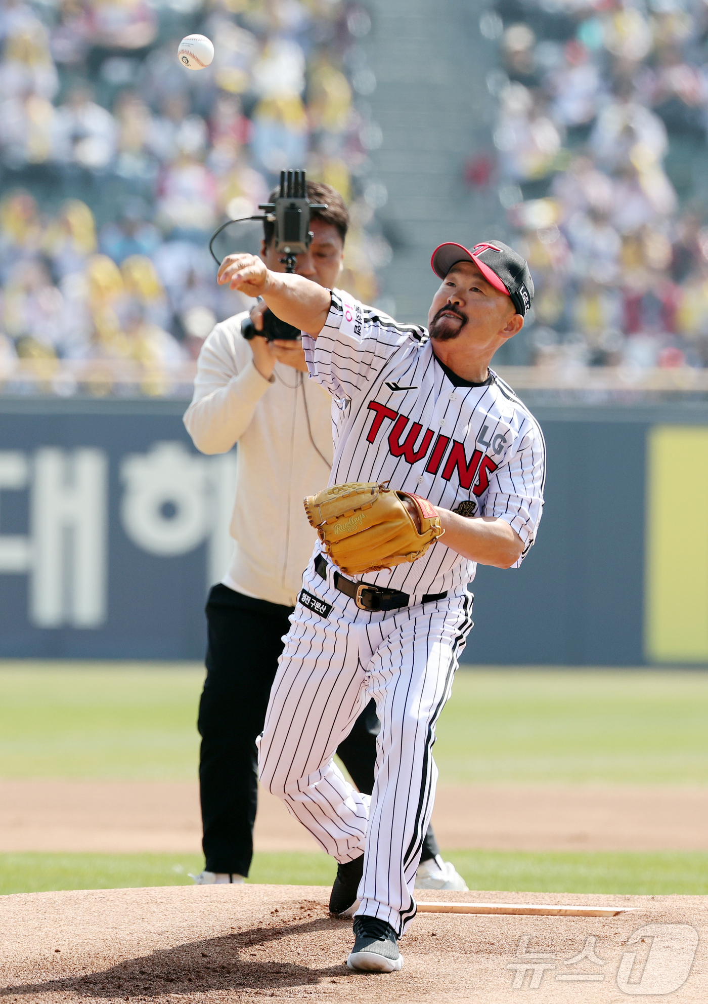 (서울=뉴스1) 김진환 기자 = 28일 서울 송파구 잠실야구장에서 열리는 '2026 신한 SOL KBO리그' 공식 개막전 KT 위즈와 LG 트윈스의 경기를 앞두고 김용일 LG 수석 …