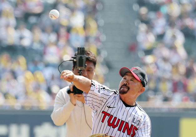 시구하는 김용일 LG 수석 트레이너