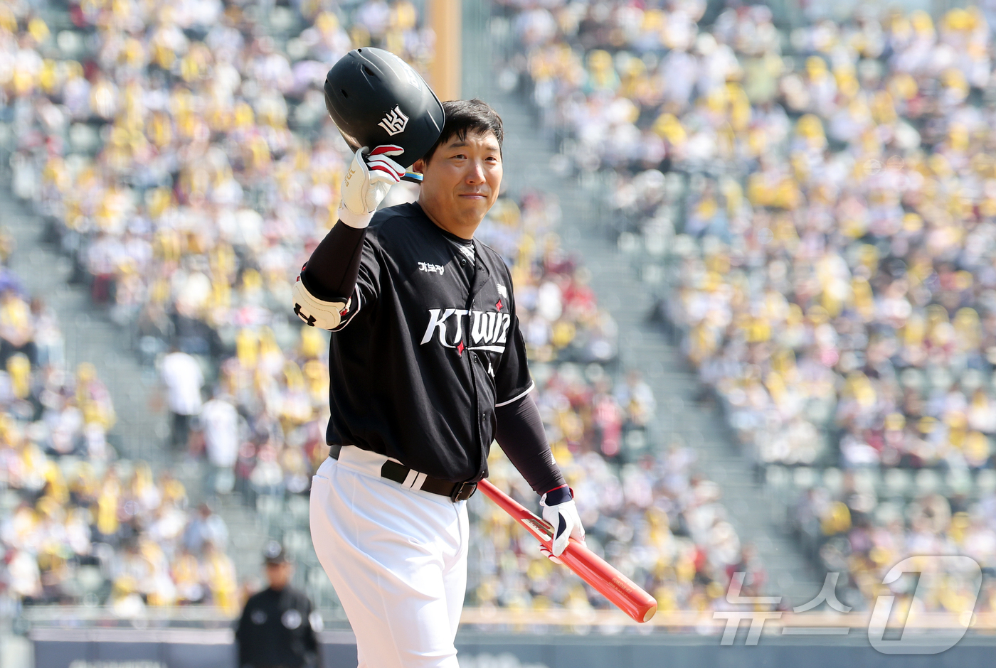 (서울=뉴스1) 김진환 기자 = 28일 서울 송파구 잠실야구장에서 열린 '2026 신한 SOL KBO리그' 공식 개막전 KT 위즈와 LG 트윈스의 경기, KT 김현수가 1회초 1사 …