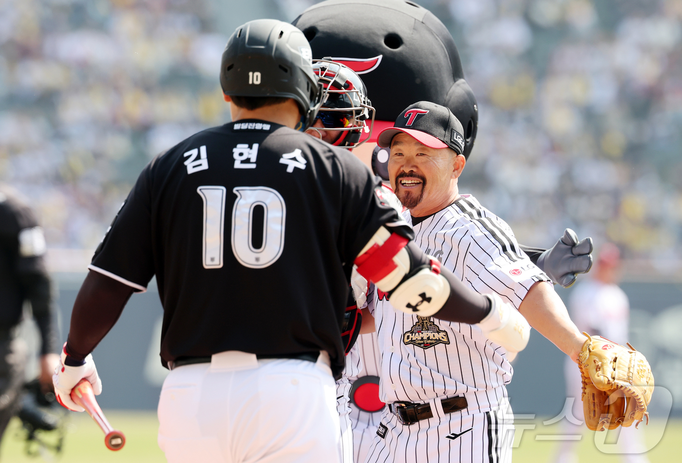 (서울=뉴스1) 김진환 기자 = 28일 서울 송파구 잠실야구장에서 열리는 '2026 신한 SOL KBO리그' 공식 개막전 KT 위즈와 LG 트윈스의 경기를 앞두고 김용일 LG 수석 …
