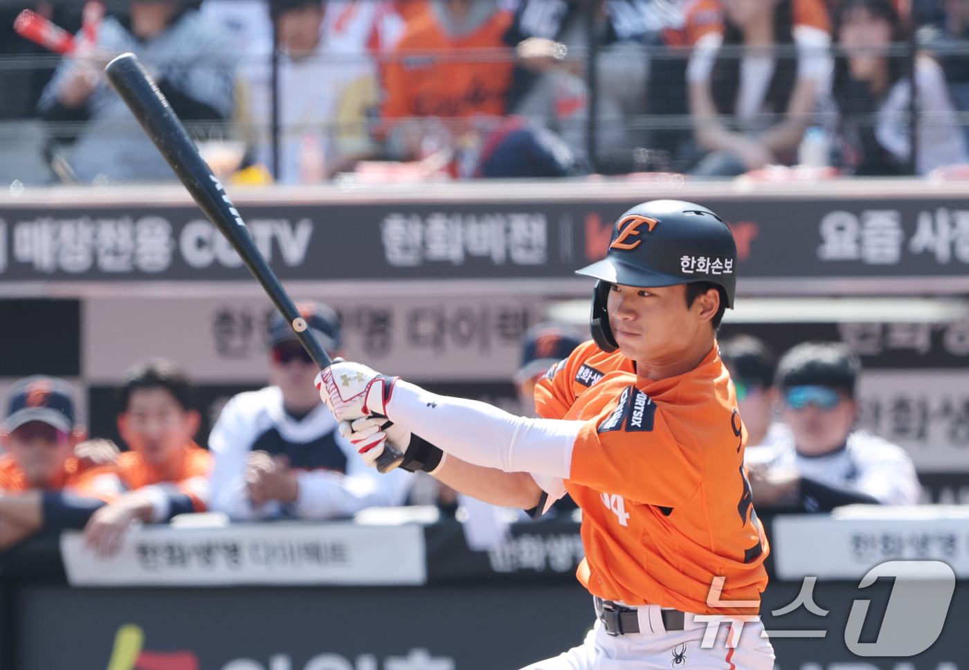 (대전=뉴스1) 김기태 기자 = 28일 대전 한화생명볼파크에서 열린 2026 신한 SOL뱅크 KBO 리그 키움 히어로즈와 한화 이글스 정규시즌 개막전에서 1회말 한화 오재원이 타격 …