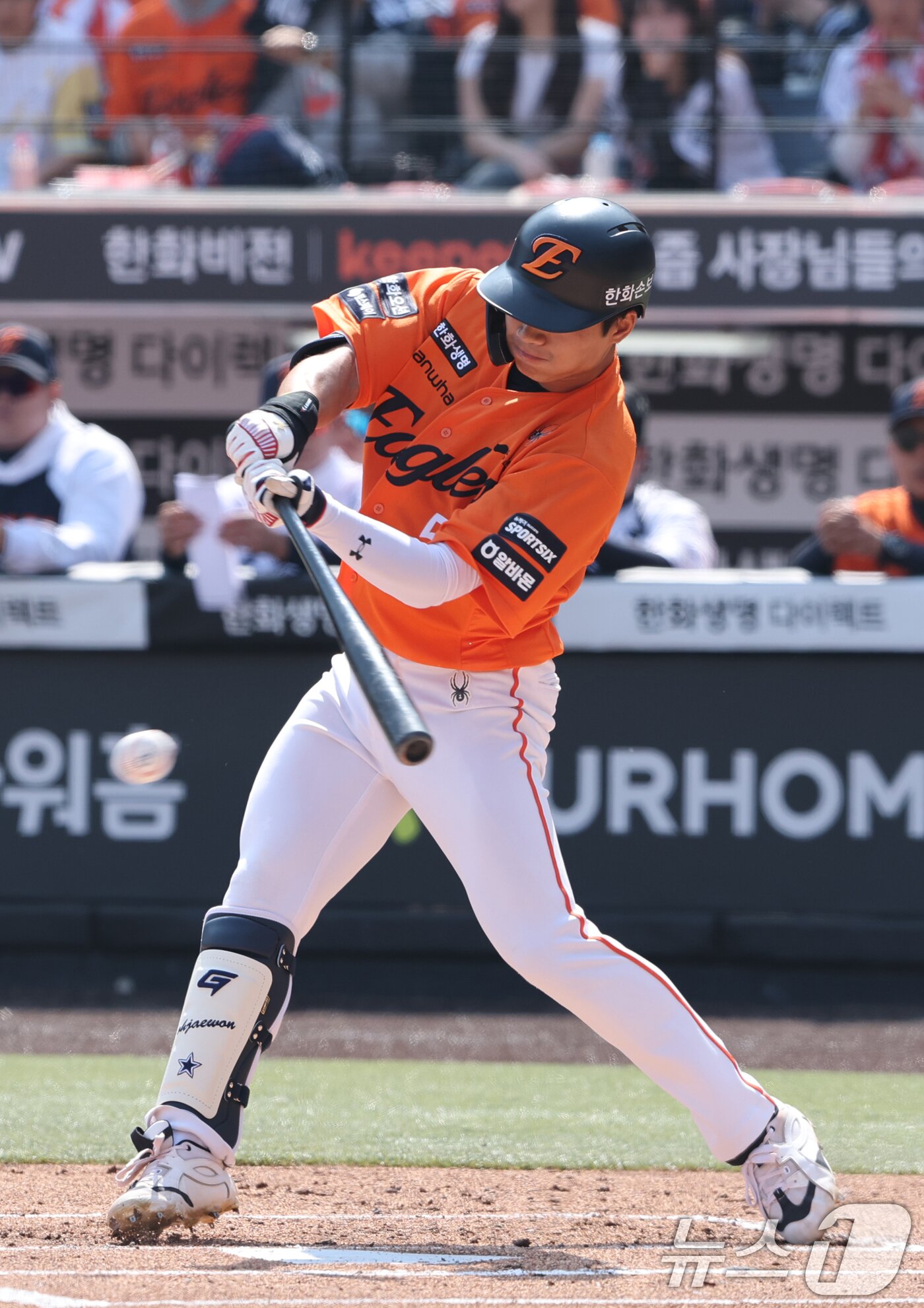 본문 이미지 - 28일 대전 한화생명볼파크에서 열린 2026 신한 SOL뱅크 KBO 리그 키움 히어로즈와 한화 이글스 정규시즌 개막전에서 1회말 한화 오재원이 타격을 하고 있다. 2026.3.28 ⓒ 뉴스1 김기태 기자