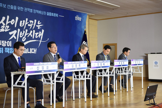 질문에 답변하고 있는 김영록