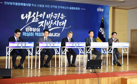 질문에 답변하는 강기정 후보