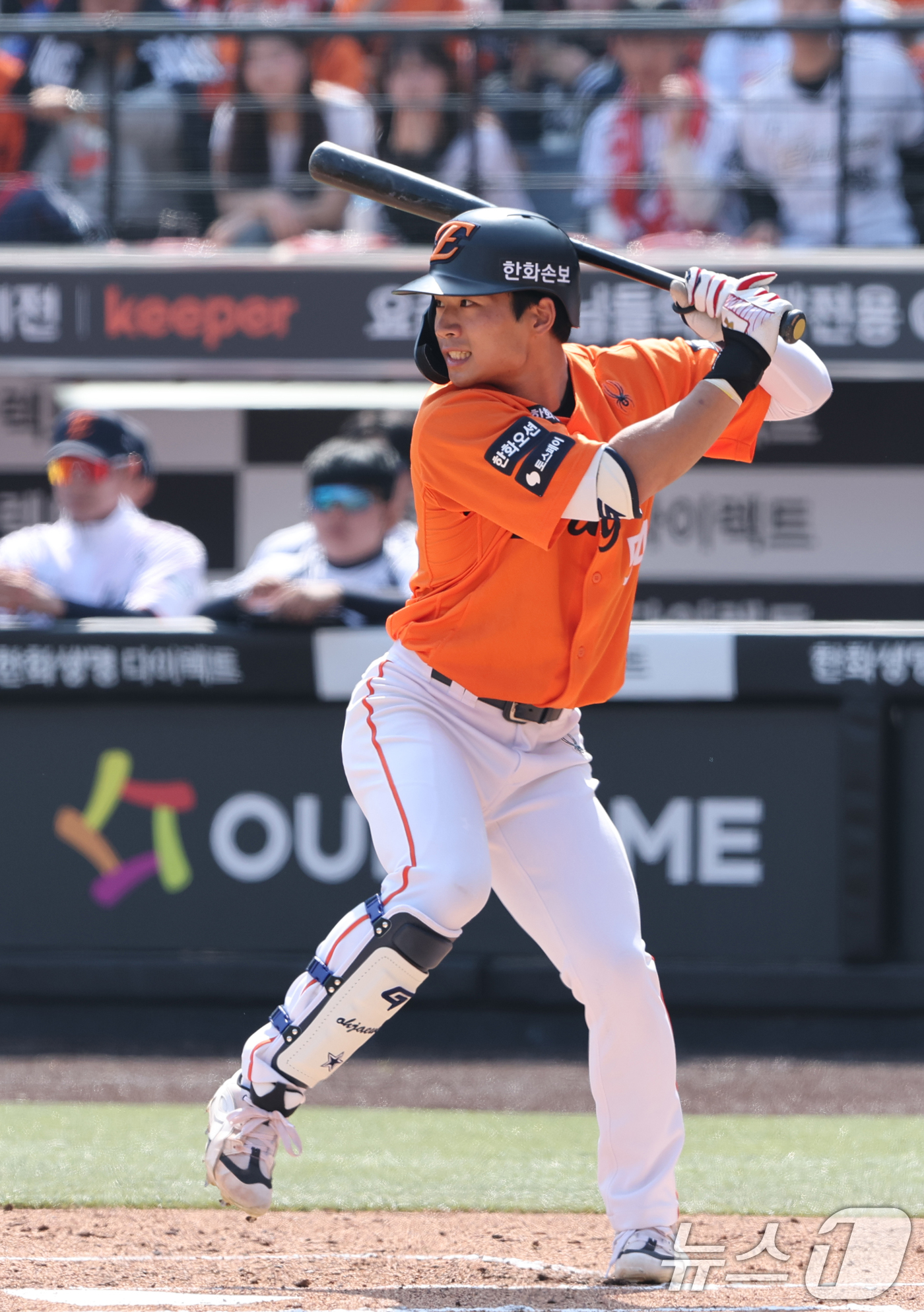 (대전=뉴스1) 김기태 기자 = 28일 대전 한화생명볼파크에서 열린 2026 신한 SOL뱅크 KBO 리그 키움 히어로즈와 한화 이글스 정규시즌 개막전에서 1회말 한화 오재원이 볼을 …