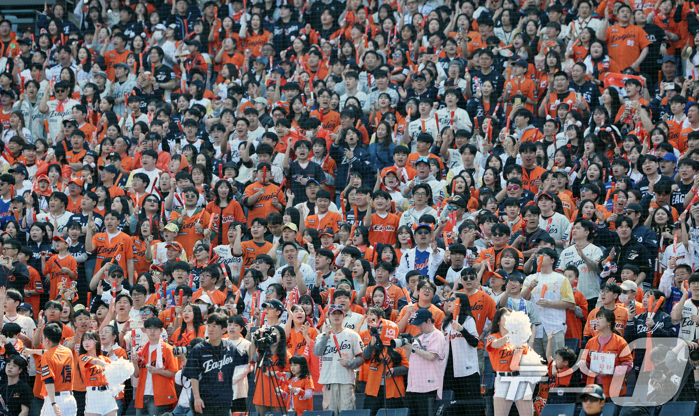 (대전=뉴스1) 김기태 기자 = 28일 대전 한화생명볼파크에서 열린 2026 신한 SOL뱅크 KBO 리그 키움 히어로즈와 한화 이글스 정규시즌 개막전에서 한화팬들이 응원을 펼치고 …