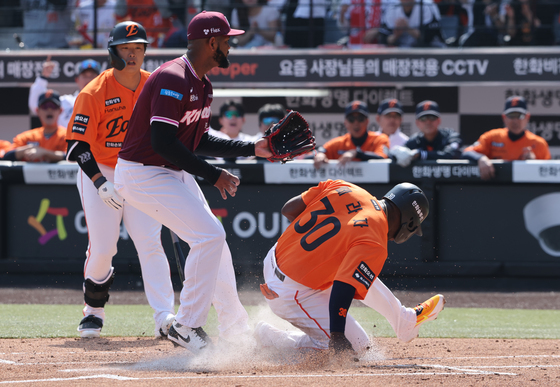 페라자 홈 슬라이딩 선취 득점