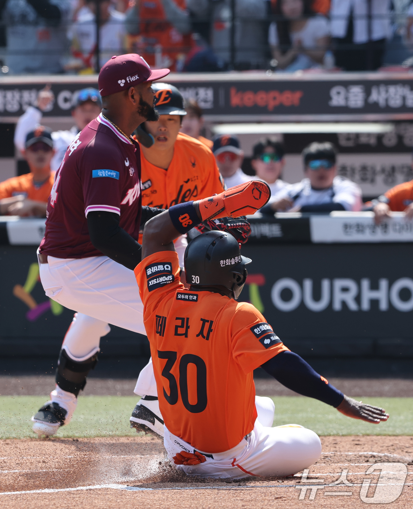 (대전=뉴스1) 김기태 기자 = 28일 대전 한화생명볼파크에서 열린 2026 신한 SOL뱅크 KBO 리그 키움 히어로즈와 한화 이글스 정규시즌 개막전 1회말 2사 2, 3루 상황, …