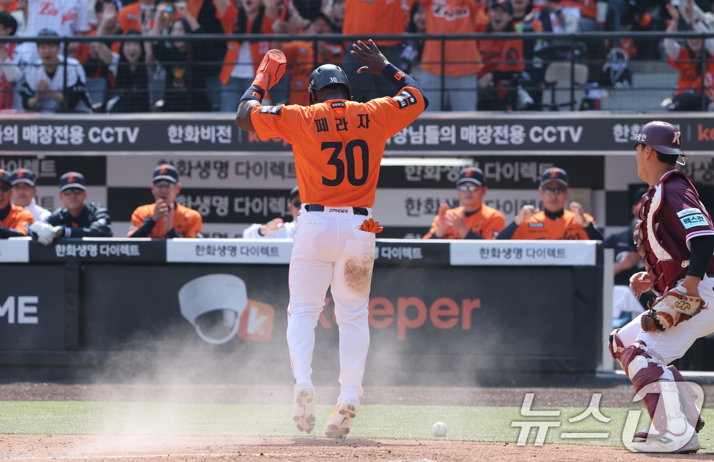 (대전=뉴스1) 김기태 기자 = 28일 대전 한화생명볼파크에서 열린 2026 신한 SOL뱅크 KBO 리그 키움 히어로즈와 한화 이글스 정규시즌 개막전 1회말 2사 2, 3루 상황, …