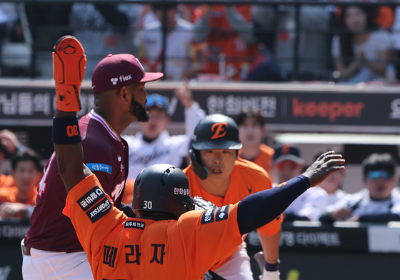 페라자 홈 슬라이딩으로 한화 첫 득점