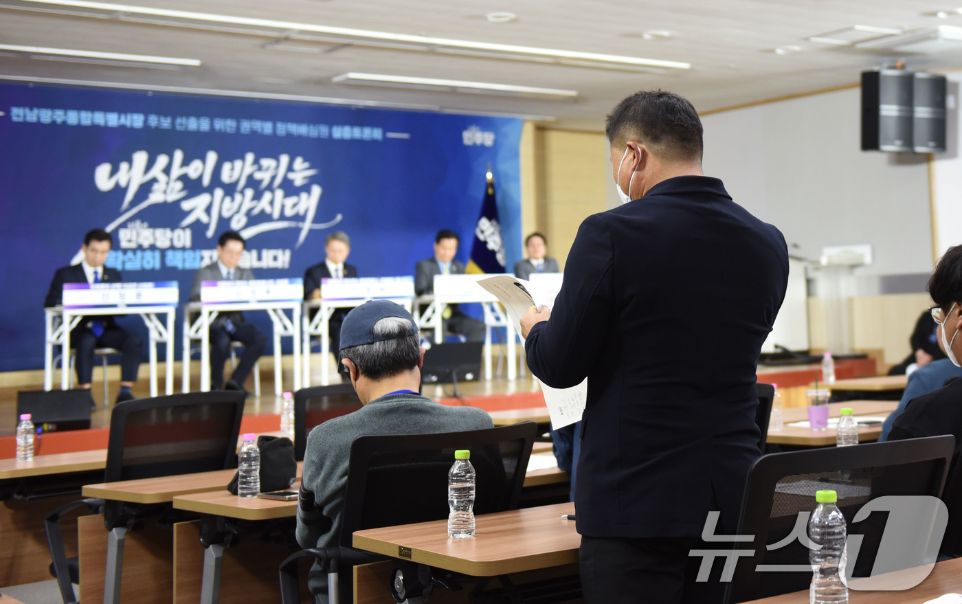 (순천=뉴스1) 김성준 기자 = 28일 순천대학교에서 열린 더불어민주당 전남광주통합특별시장 후보 선출을 위한 권역별 정책배심원 심층토론회에서 배심원이 후보들을 향해 질문하고 있다. …